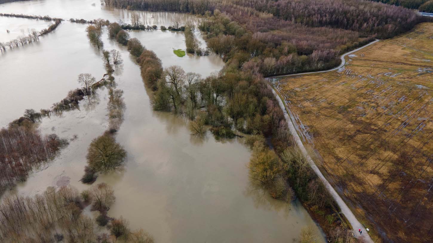 Das Hochwasser ist inzwischen zurück gegangen, der Müll liegt aber noch in den Wiesen und Feldern. Foto: privat