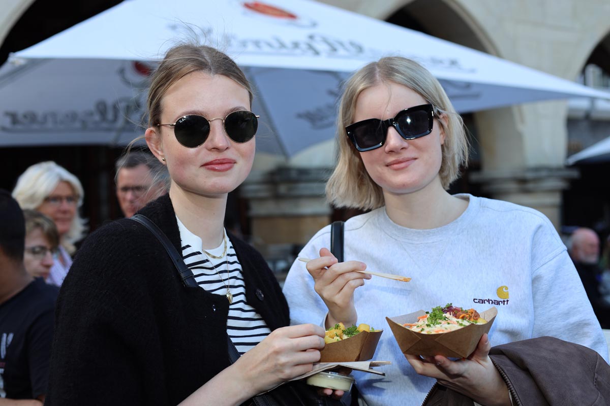 Gut schmecken ließen es sich diese beiden jungen Damen beim Streetfood Festival in Werne. Foto: Isabel Schütte