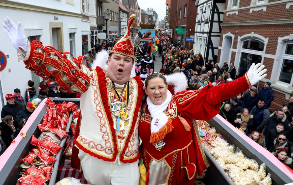 „Das ist einfach nur Wahnsinn!“, so der Kommentar von Prinz Marco und Prinzessin Saskia, dem Stadtprinzenpaar, das traditionell den letzten Wagen beim Umzug durch die Stadt besetzte. Foto: Volkmer