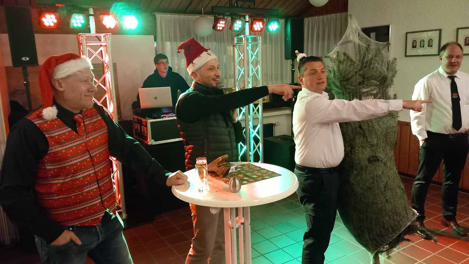 Die Weihnachtsbaum-Versteigerung sorgte bei den Bürger-Schützen wieder für gute Stimmung. Fotos: privat