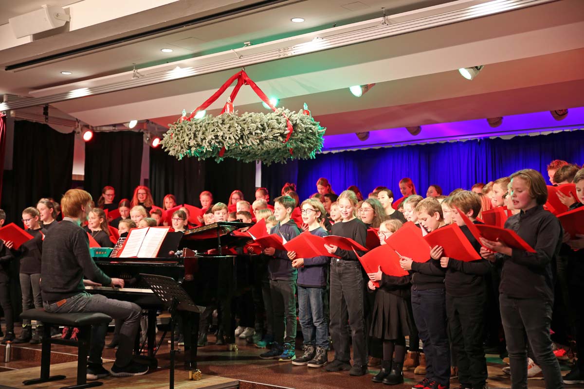 Ein rundum gelungenes Weihnachtskonzert fand wieder im Gymnasium St. Christophorus statt. Foto: Mia Klement