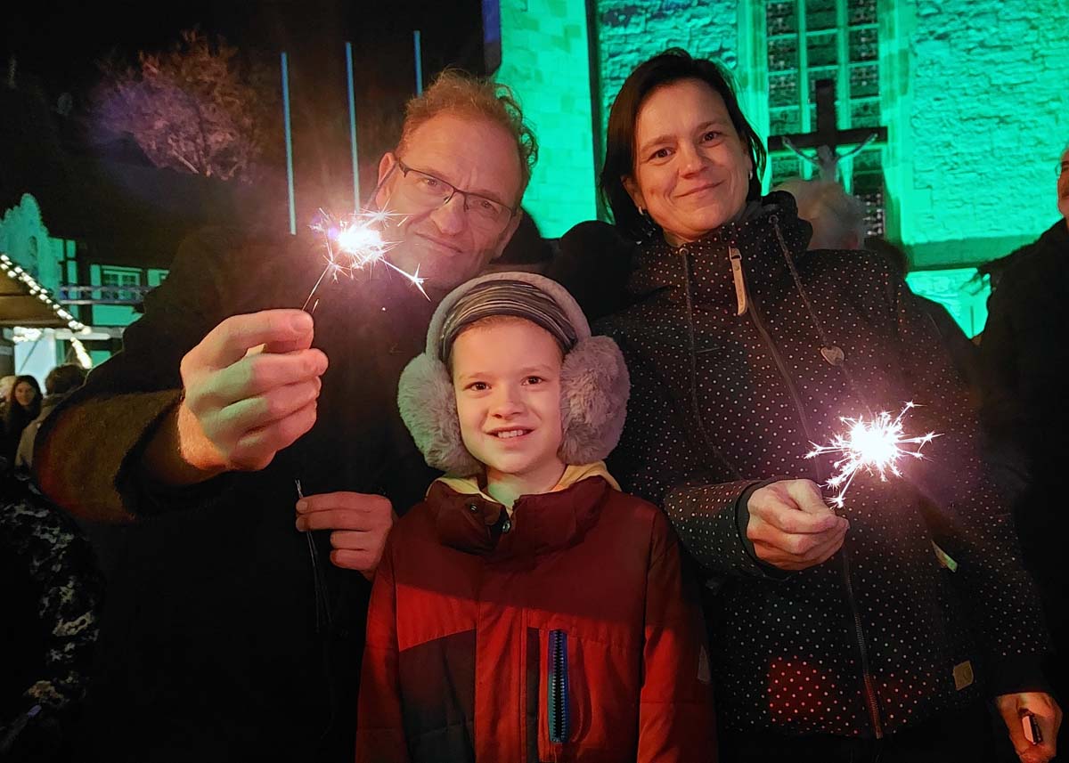 Zum leuchtenden Finale des Weihnachtsmarktes 2023 in Werne fanden sich noch einmal viele Familien auf dem Kirchplatz ein. Fotos: Wagner