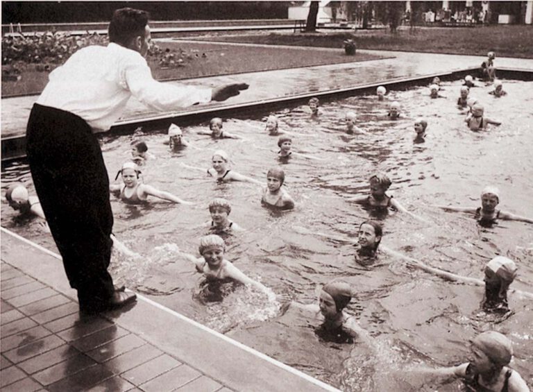 Das Werner Solebad um 1940: Bademeister Karl Wagner beim Schwimmunterricht. 2024 feiert das Solebad das 150. Jubiläum. Foto: Archiv