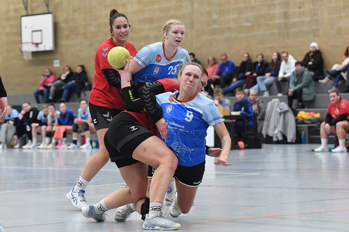 Gemeinsam versuchen Clara Drohmann (Nr. 25) und Sonja Plotek (Nr. 9), die gegnerische Abwehr zu durchbrechen. Foto: MSW