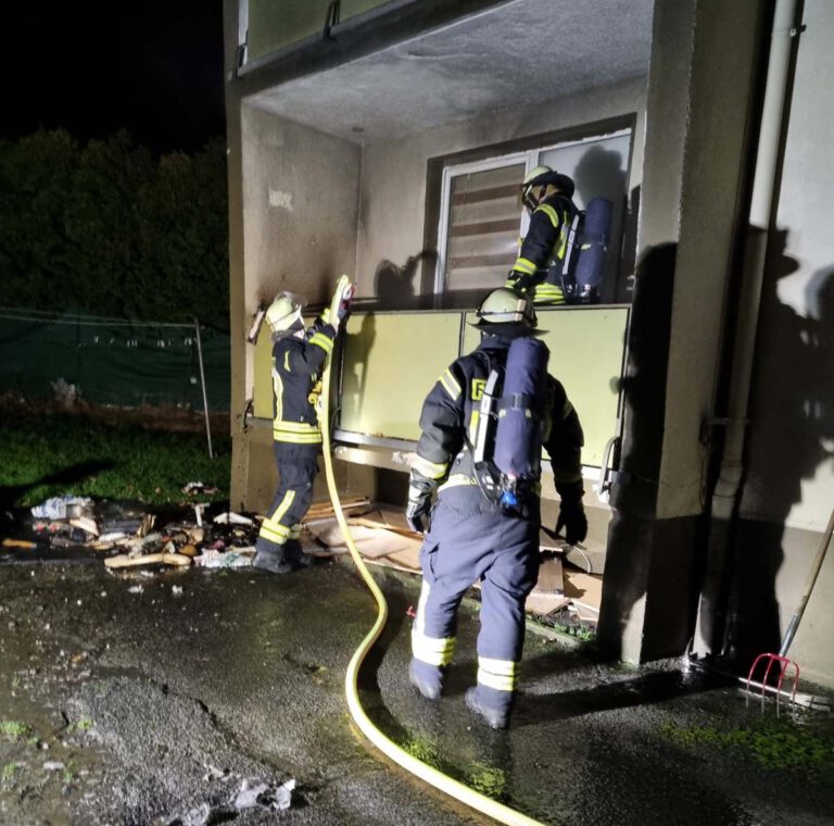 Die Feuerwehr beim Balkonbrand in Bergkamen. Foto: Einsatzkräfte
