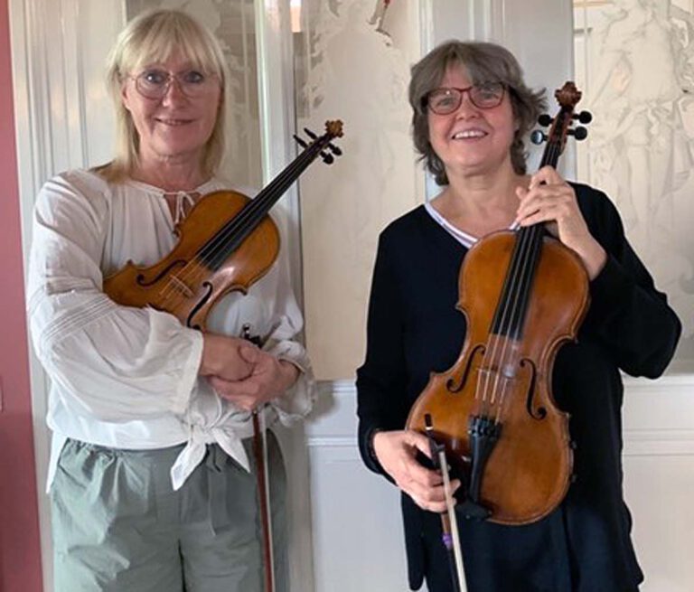 Annemieke Corstens (links) und Marjolein Dispa spielen Werke für zwei Streichinstrumente von J.S. Bach, Mozart, Sibelius und Martinu. Foto: privat
