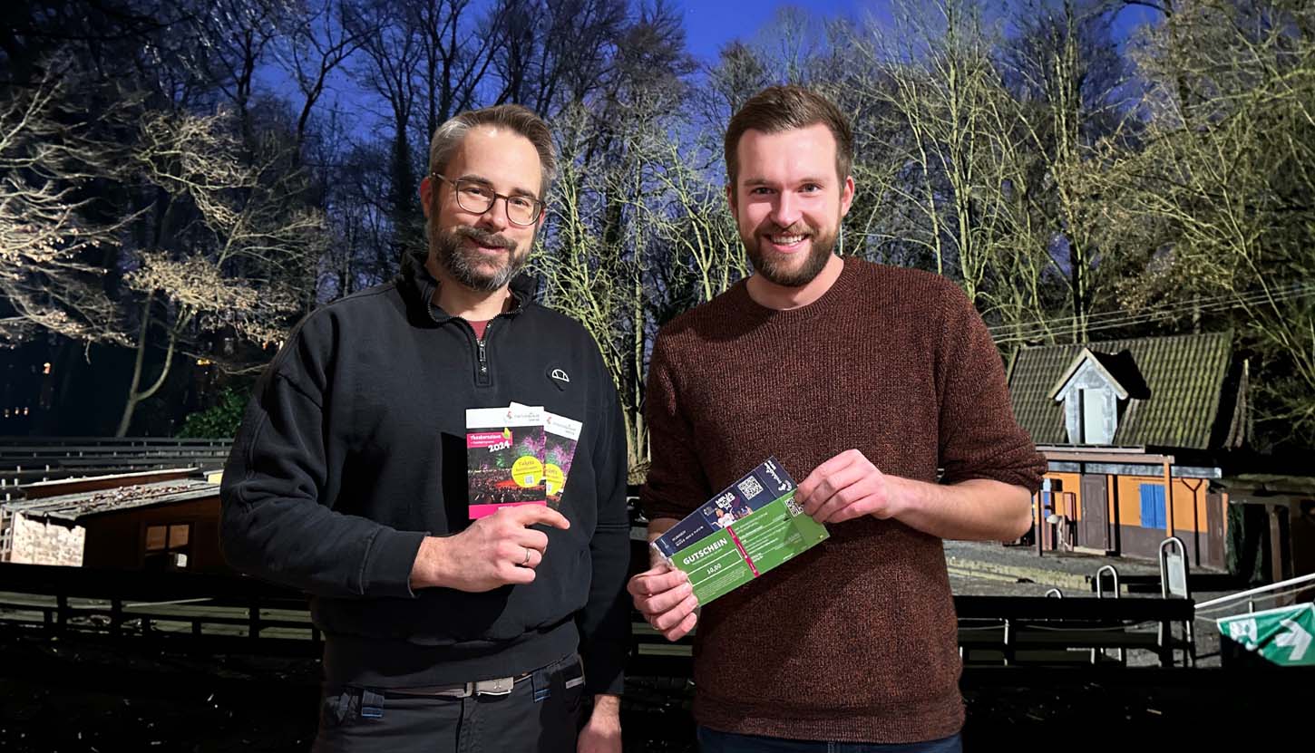 Der zweite Vorsitzende Holger Schulte (links) und Vorsitzender Marius Wetter freuen sich auf den Vorverkauf der neuen Stücke in der Freilichtbühne Werne. Foto: privat