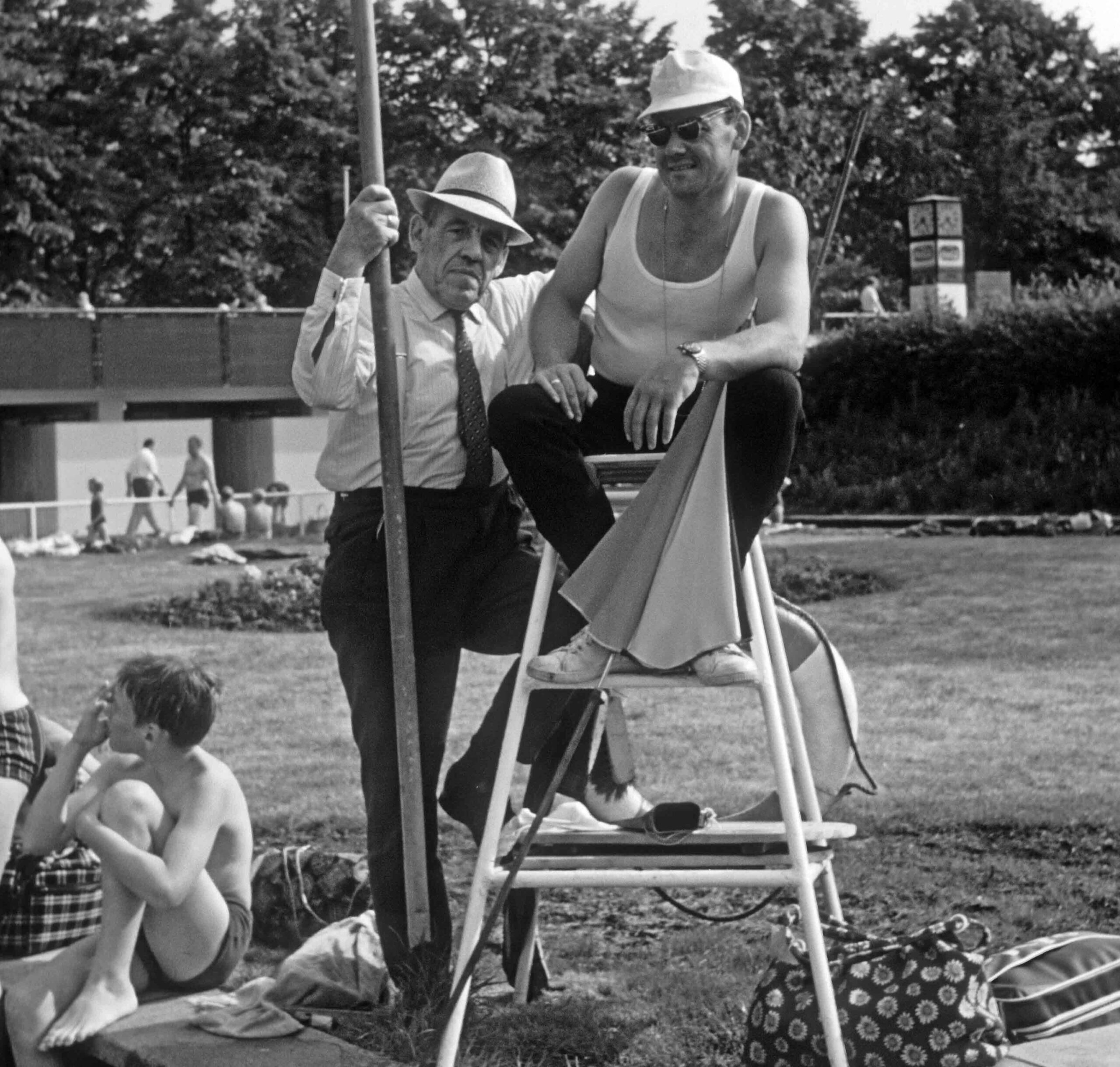 So kannten viele Werner Bürgerinnen und Bürger Günter Wagner (sitzend), hier zusammen mit seinem Vater Karl: Der ehemalige Schwimmmeister starb im Alter von 87 Jahren. Foto: Archiv Solebad