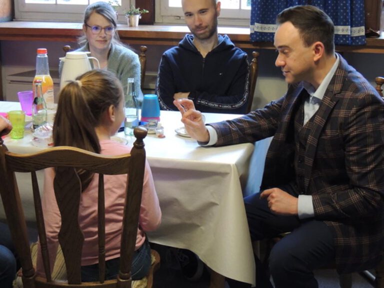 Johannes Schaewitz begeisterte beim Familientag des Heimatvereins Kinder und Erwachsene mit zauberhaften Überraschungen und sorgte beim Publikum für magische Momente. Fotos: privat