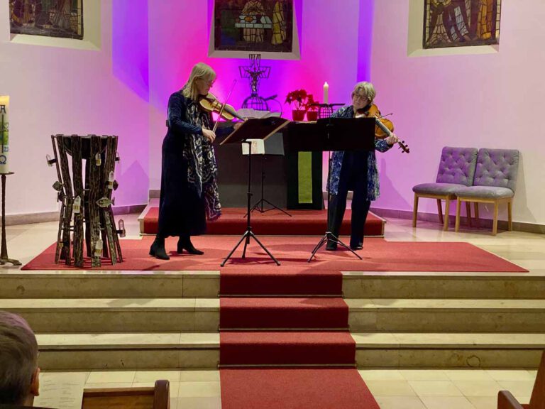 Die Musikerinnen Annemieke Corstens und Marjolein Dispa (von links) spielten Duette für Geige und Bratsche. Foto: Schwarze