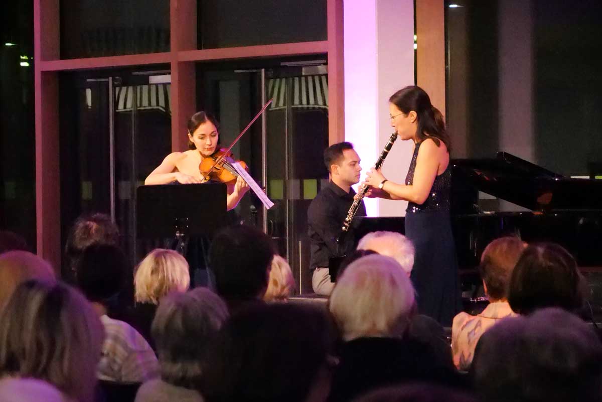 Mit viel Gespür für Emotionen interpretierte das Trio Schmuck – Sayaka Schmuck (Klarinette), Lisa Schumann (Violine) und Benyamin Nuss (Piano) den musikalischen Part von Strawinskys „Geschichte vom Soldaten“. Foto: Schwarze