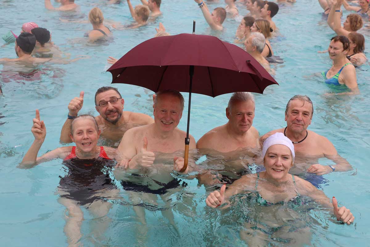 Auch vom Regen ließen sich die Besucher des Neujahrsschwimmen im Solebad Werne nicht abschrecken. Fotos: Isabel Schütte