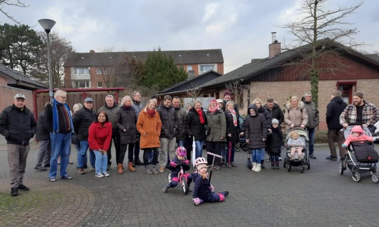 Schon Tradition hat der Neujahrsspaziergang der Anwohner der Bürgermeister-Berger-Straße in Stockum. Foto: privat