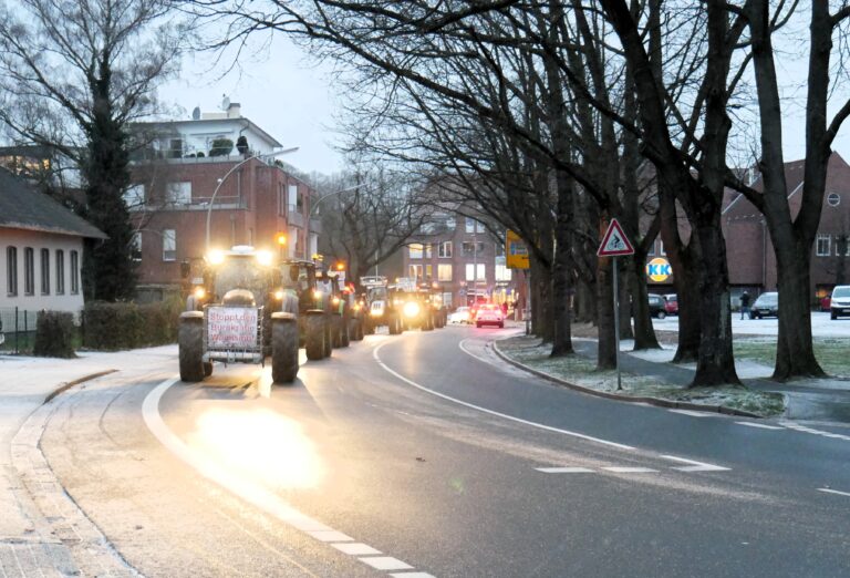 Auf ihren Schleppern schlossen sich 26 Werner Landwirte dem Start in die Aktionswoche des DBV an und zogen wie hier auf der Kurt-Schumacher-Straße durch die Innenstadt. Fotos: Gaby Brüggemann