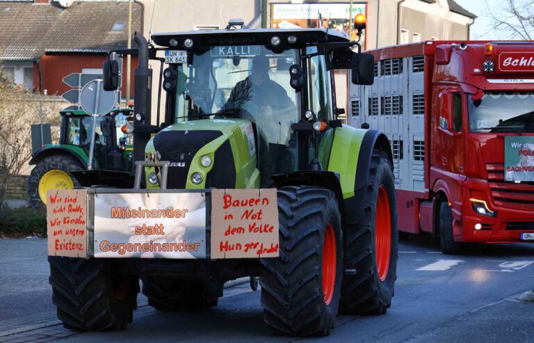 Landwirte auch aus Werne hatten sich am Montagmorgen auf den Weg nach Unna gemacht. Foto: Volkmer