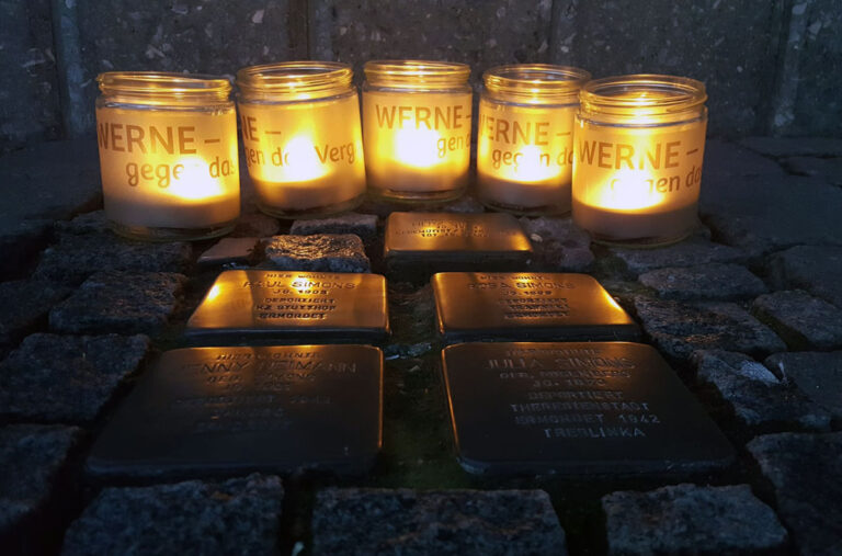 Die Stolpersteine werden zum Gedenktag von Schülerinnen und Schülern des Anne-Frank-Gymnasiums gereinigt. Archivfoto: Wagner