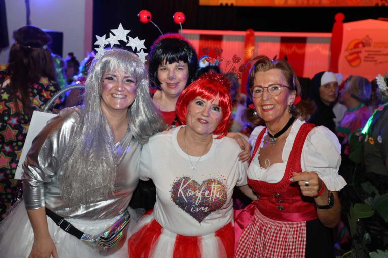 Mit originellen Kostümen glänzten die Damen bei der Weiberfastnacht im Kolpingsaal. Fotos: Isabel Schütte
