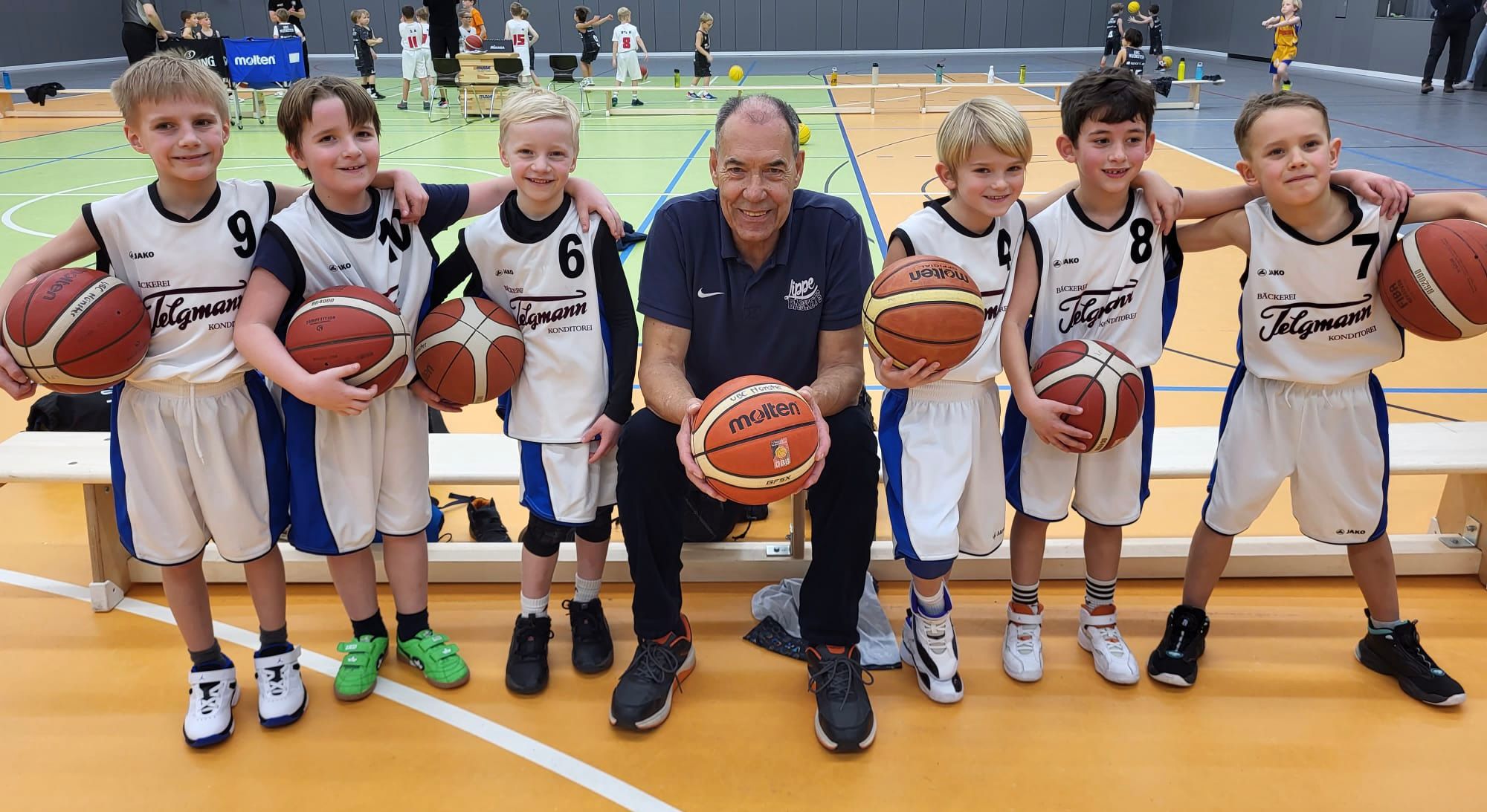 Trainer Jens König war mächtig stolz auf die jüngsten Basketballspieler der LippeBaskets Werne. Foto: privat