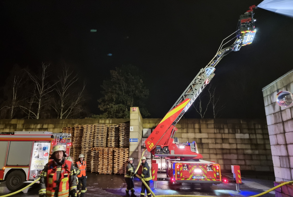 Für die Übung wurde auch die Drehleiter wurde auf dem Firmengelände der RCS Gruppe in Stellung gebracht. Fotos: Freiwillige Feuerwehr Werne