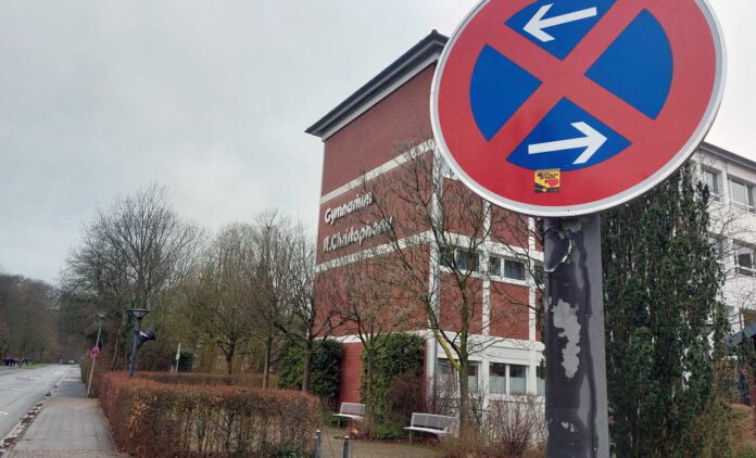 An der Kardinal-von-Galen-Schule im Schulzentrum Lindert herrscht seit gut zweieinhalb Wochen absolutes Halteverbot, das die Anzahl der "Elterntaxis" reduzieren soll. Fotos: Wagner