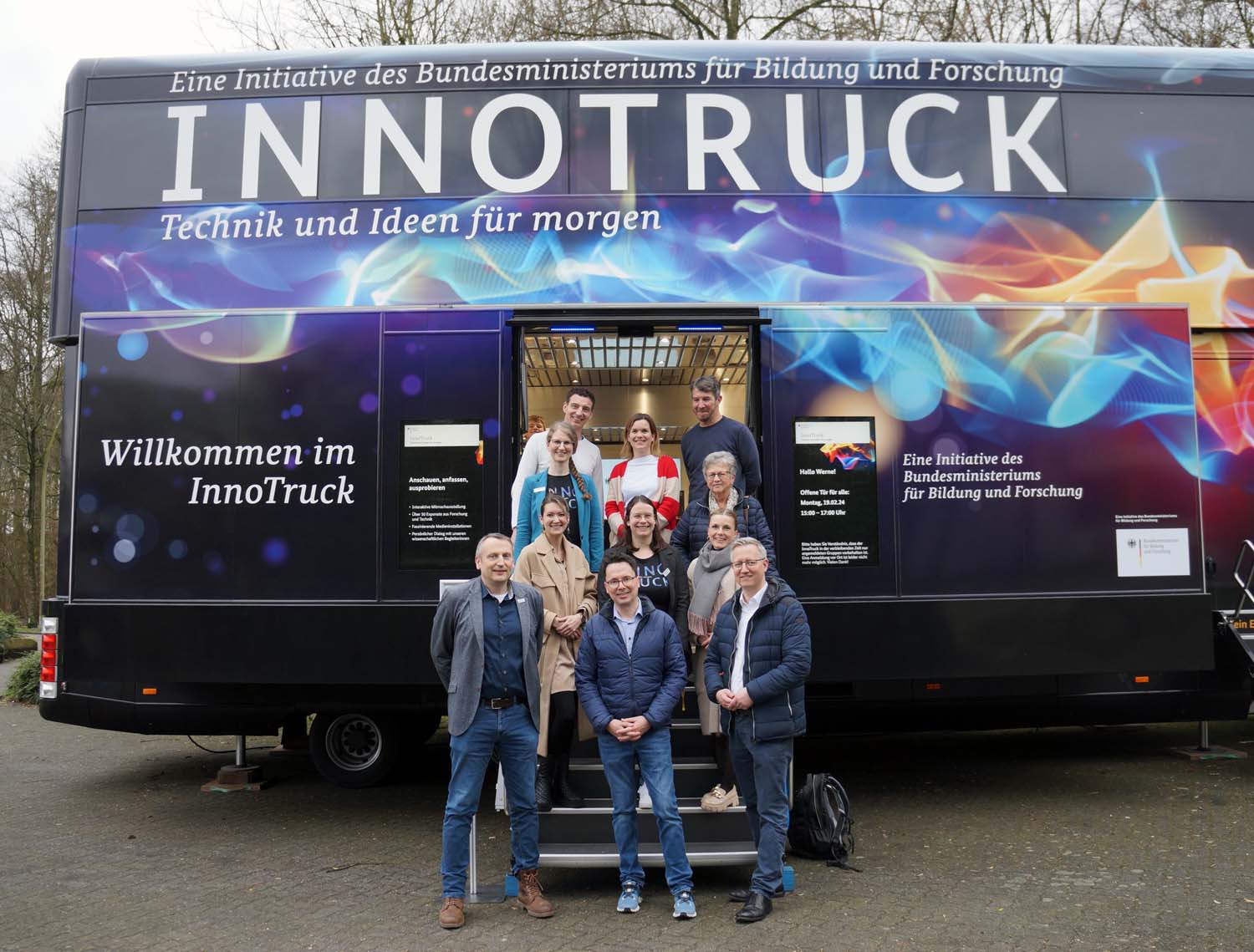 Auf dem Schulhof des Anne-Frank-Gymnasiums Werne stand für zwei Tage der InnoTruck des Bundesministerium für Bildung und Forschung. Eine gute Möglichkeit, neue Einblicke in die Forschung und Entwicklung zu erlangen. Foto: Jil Högele