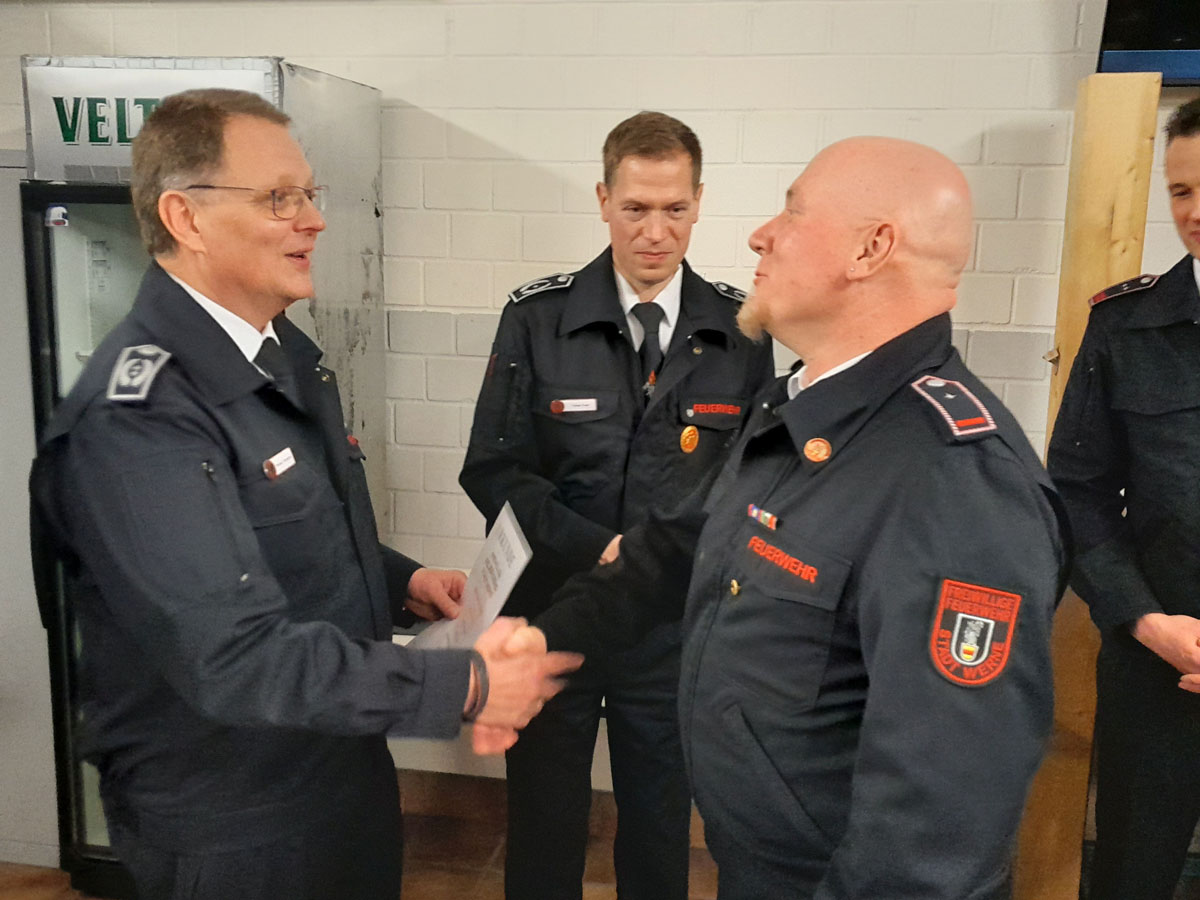 Sven Kleine (rechts) von der Löschgruppe Langern wurde zum Oberbrandmeister befördert. Fotos: FFW