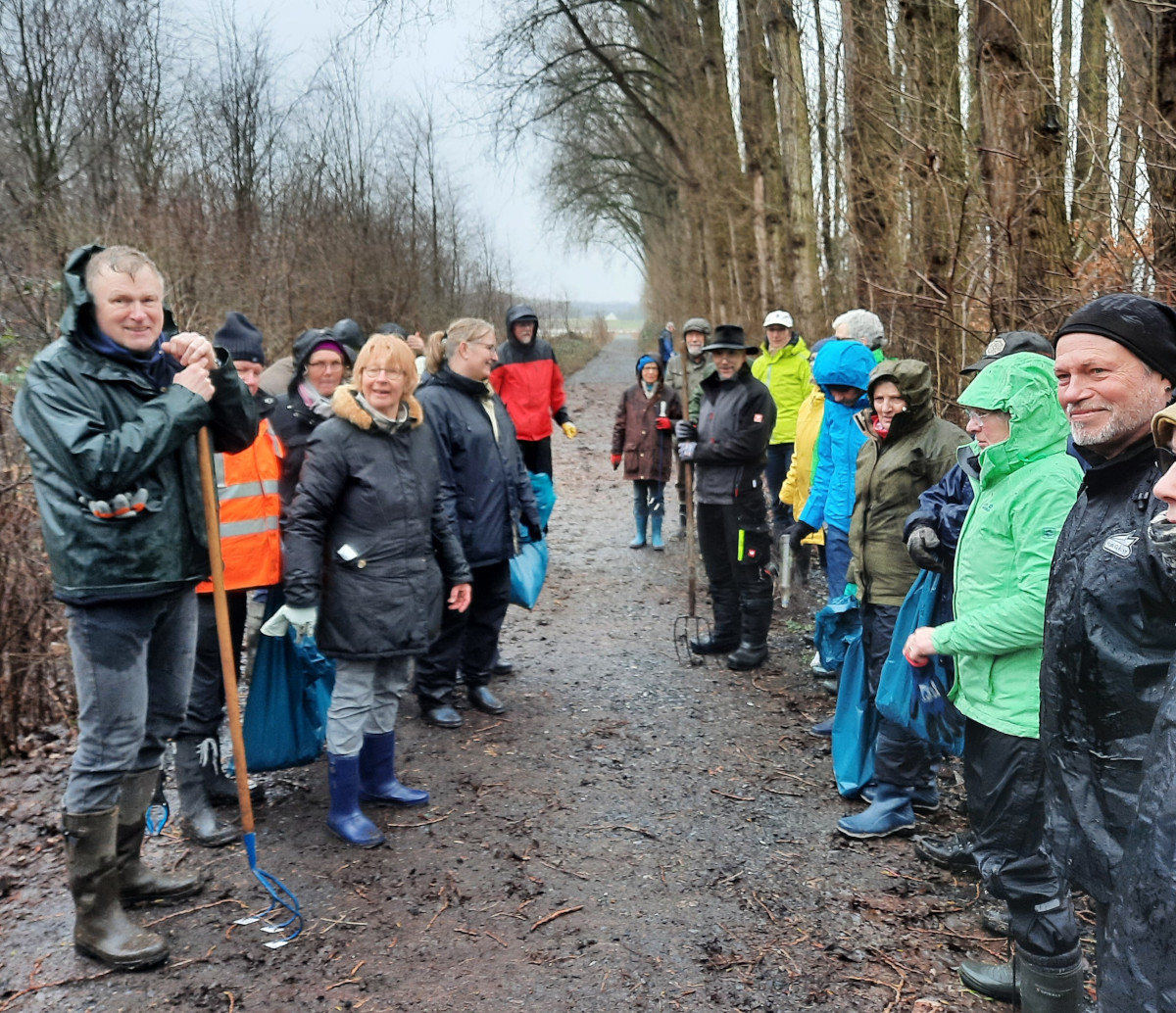 Vogelschützer Klaus Nowack (vorne links) hatte erfolgreich zum Müllsammeln nach dem Hochwasser in den Rieselfeldern aufgerufen. Fotos: Gaby Brüggemann