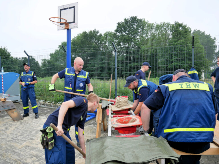Für das Starkregen-Ereignis Im Juli 2021 organisierte das THW auf dem Betriebsgelände am Südring das Befüllen von Sandsäcken. Foto: Gaby Brüggemann