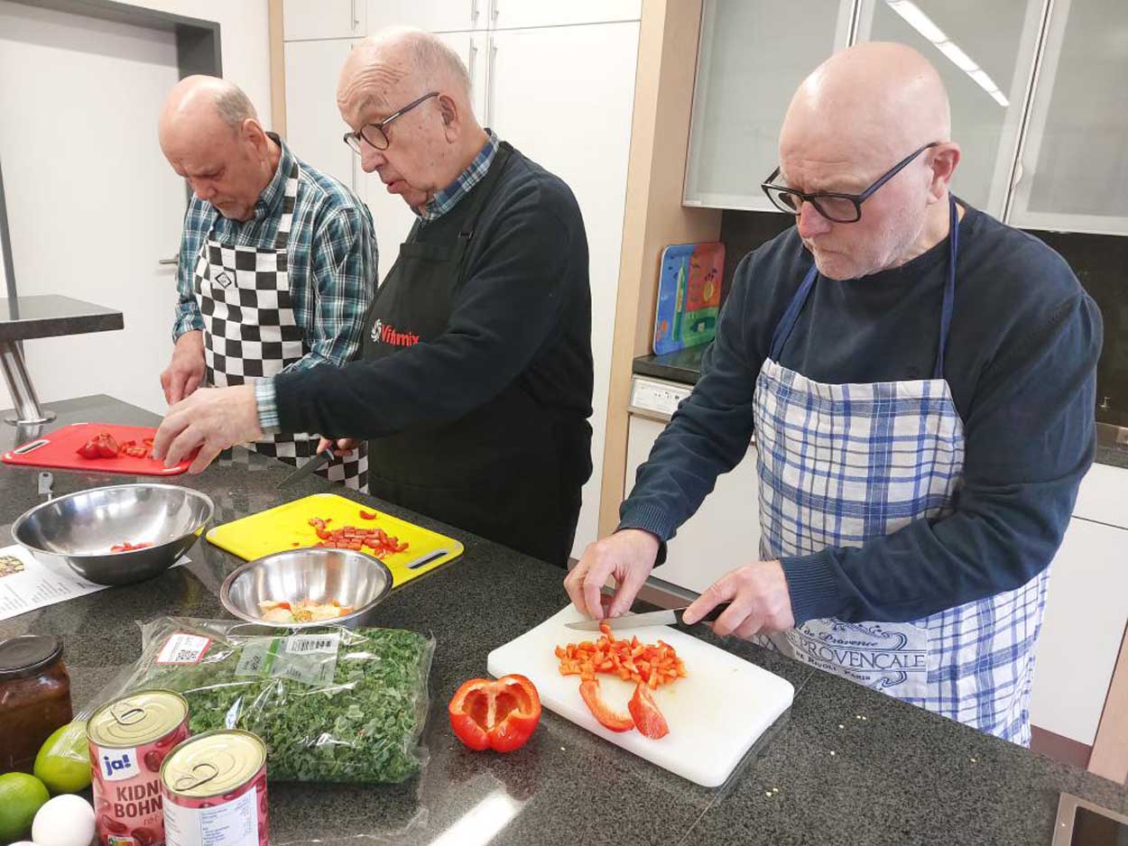 In der TOP 50-Gruppe des Werner SC 2000 stand wieder Kochen auf dem Programm. Foto: Prömel