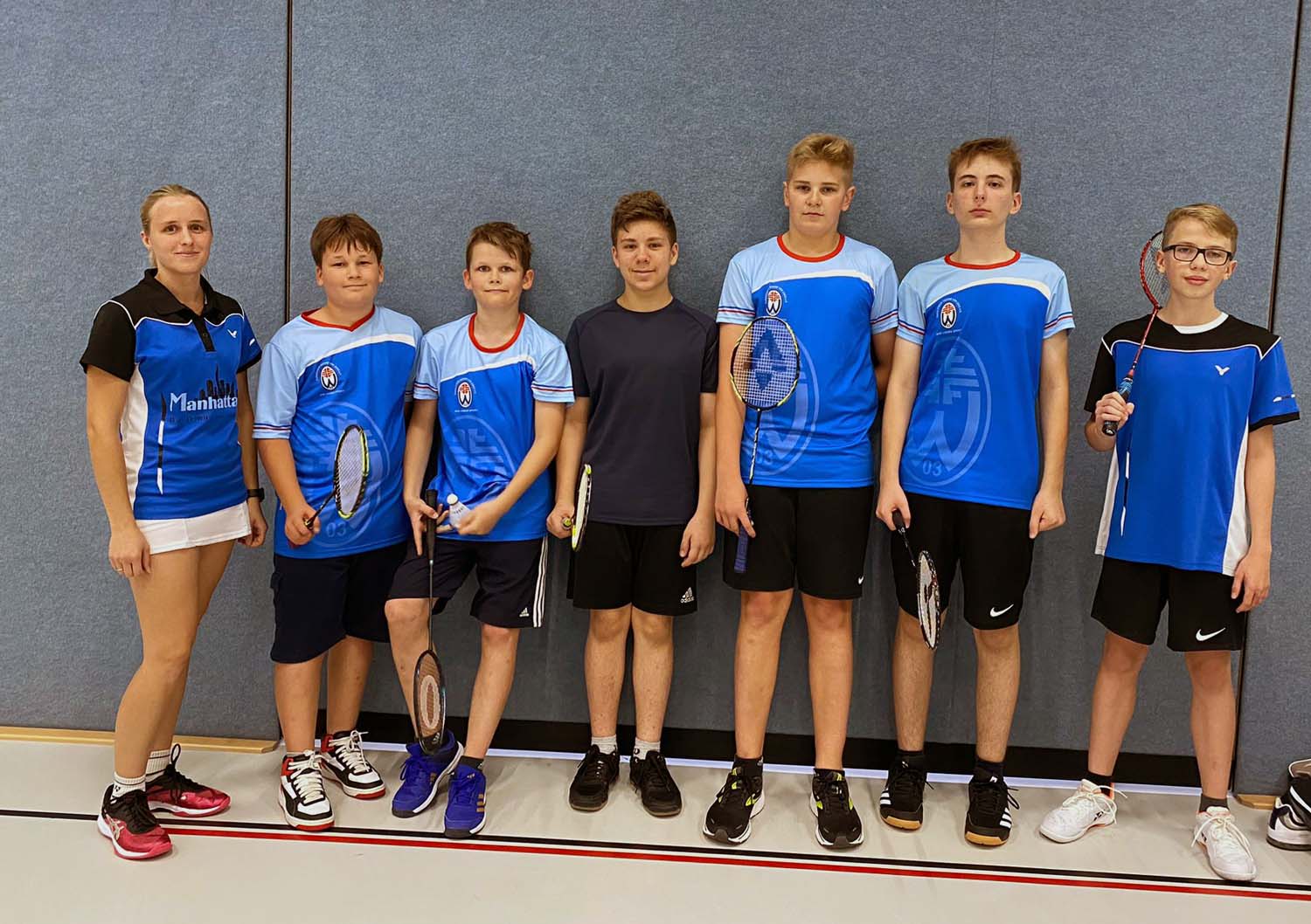 Die Meistermannschaft des TV Werne mit (von links) Coach Johanna Scholz, Finn Lauf, Oliver Kater, Vitor Segundo, Timm Niewiem, Ben Wiederstein, Fynn Hagedorn. Foto: Nicola Victor