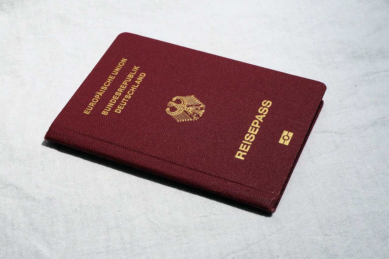 Wer seinen Urlaub im Ausland verbringen möchte, sollte unbedingt frühzeitig einen Blick auf die Gültigkeit seiner Ausweisdokumente werfen. Symbolbild: pixabay