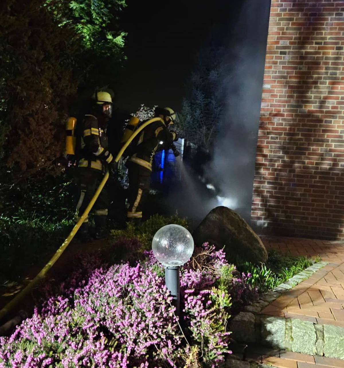 Zu einem Mülltonnenbrand an einem Gebäude in der Kettelerstraße wurde die Feuerwehr Werne alarmiert. Foto: FFW