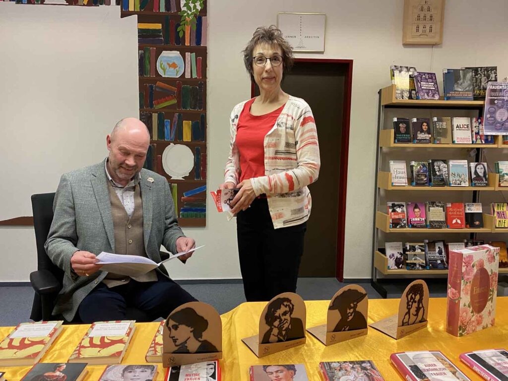 Am Büchertisch von Hubertus Waterhues konnten sich die Besucher des Abends weitere Inspiration zum Werk von Virginia Woolf holen. Das Team von Büchereileiterin Gerlinde Schürkmann hatte ebenfalls mit Buchpräsentationen und kleinen Details für ein britisches Ambiente gesorgt. Foto: Schwarze