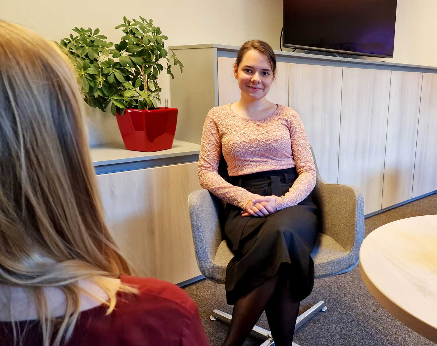 Angelina Wedel ist frisch ausgelernte Industriekauffrau bei der RCS-Gruppe. Im Interview beantwortete sie viele Fragen rund um die Ausbildung. Foto: RCS