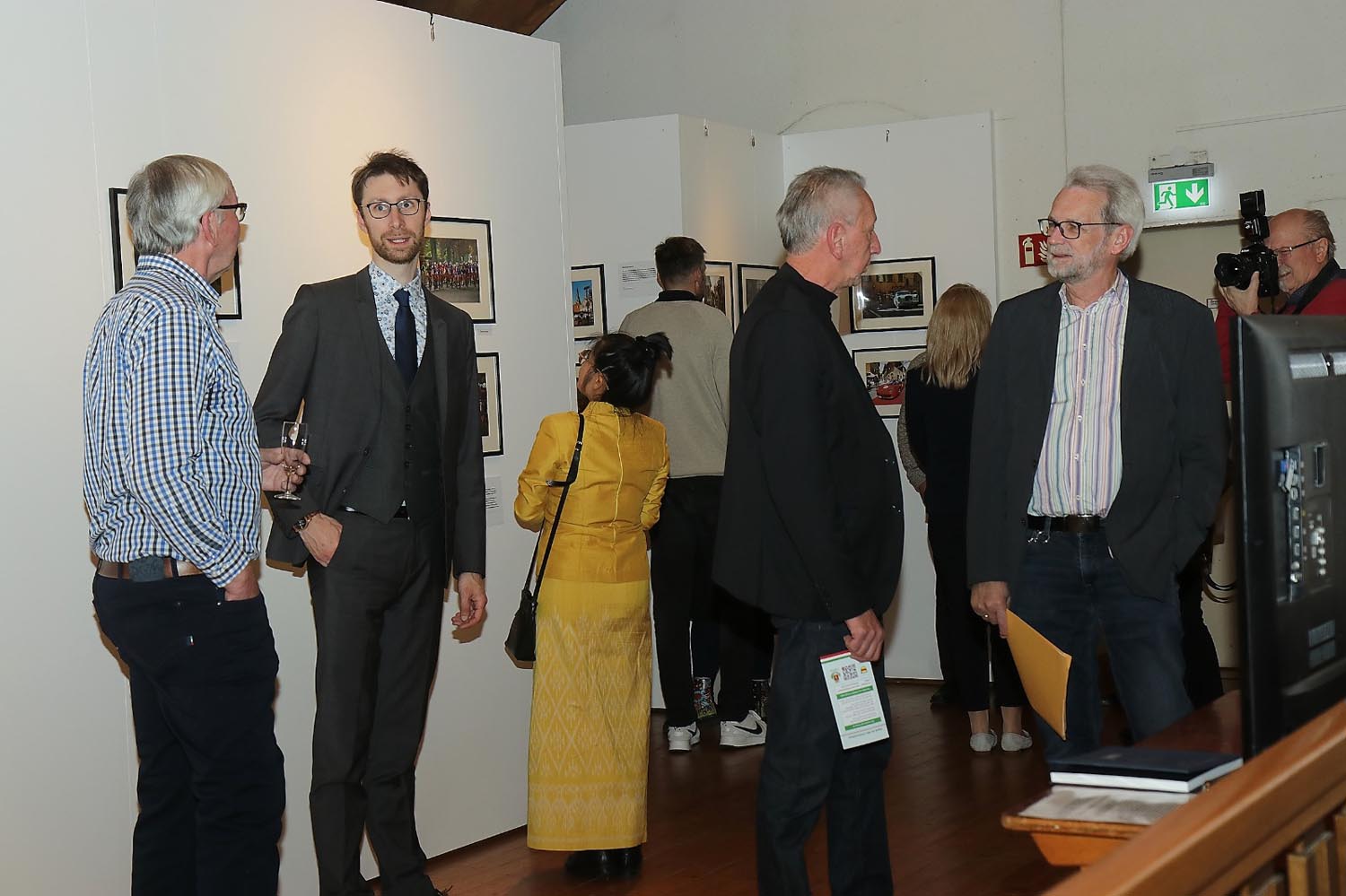 Mit einem gemeinsamen Rundgang wurde die Gemeinschaftsausstellung der Fotofreunde aus Werne und Poggibonsi im Werner Stadtmuseum eröffnet. Foto: Steinmüller