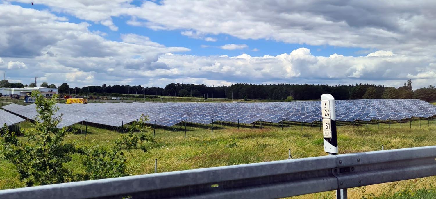 Eine Freiflächen-PV-Anlage an der A1 in Horst ist in Werne geplant. Im Ausschuss wurde kontrovers über das Vorhaben diskutiert. Symbolfoto: Wagner