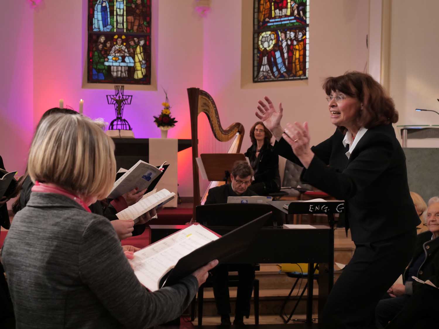 Mit Verve leitete Dagmar Borowski-Wensing die Chor- und Musikgruppen. Foto: Schwarze