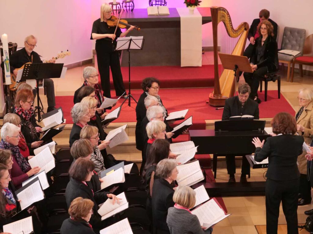 Mitwirkende beim Evensong in der Martin-Luther-Kirche: Mit dieser musikalischen Abendandacht verabschiedete sich Dagmar Borowski-Wensing in den Ruhestand. Foto: Schwarze