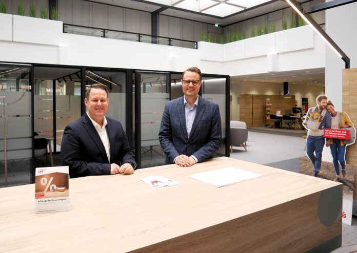 Geschäftsstellenleiter Andree Heimann (rechts) und sein Stellvertreter Daniel Korbel informierten über die Umstrukturierungen in der Hauptsstelle am Markt. Fotos: Gaby Brüggemann