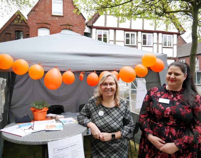 Sandra Wittler und Daniela Mones (v.L.) freuten hatten zum Fest des Ambulanten Betreuungsdiensetes Alltagshelden und der Alltagshelden Familienhilfe GmbH eingeladen. Fotos Gaby Brüggemann