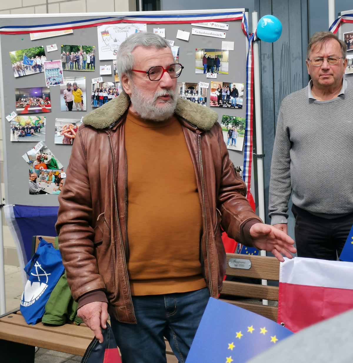 Jean-André Vandelannoote erzählte vor der eingeweihten Bank von der Geschichte der Partnerschaft. Fotos: Johanna Glowacki