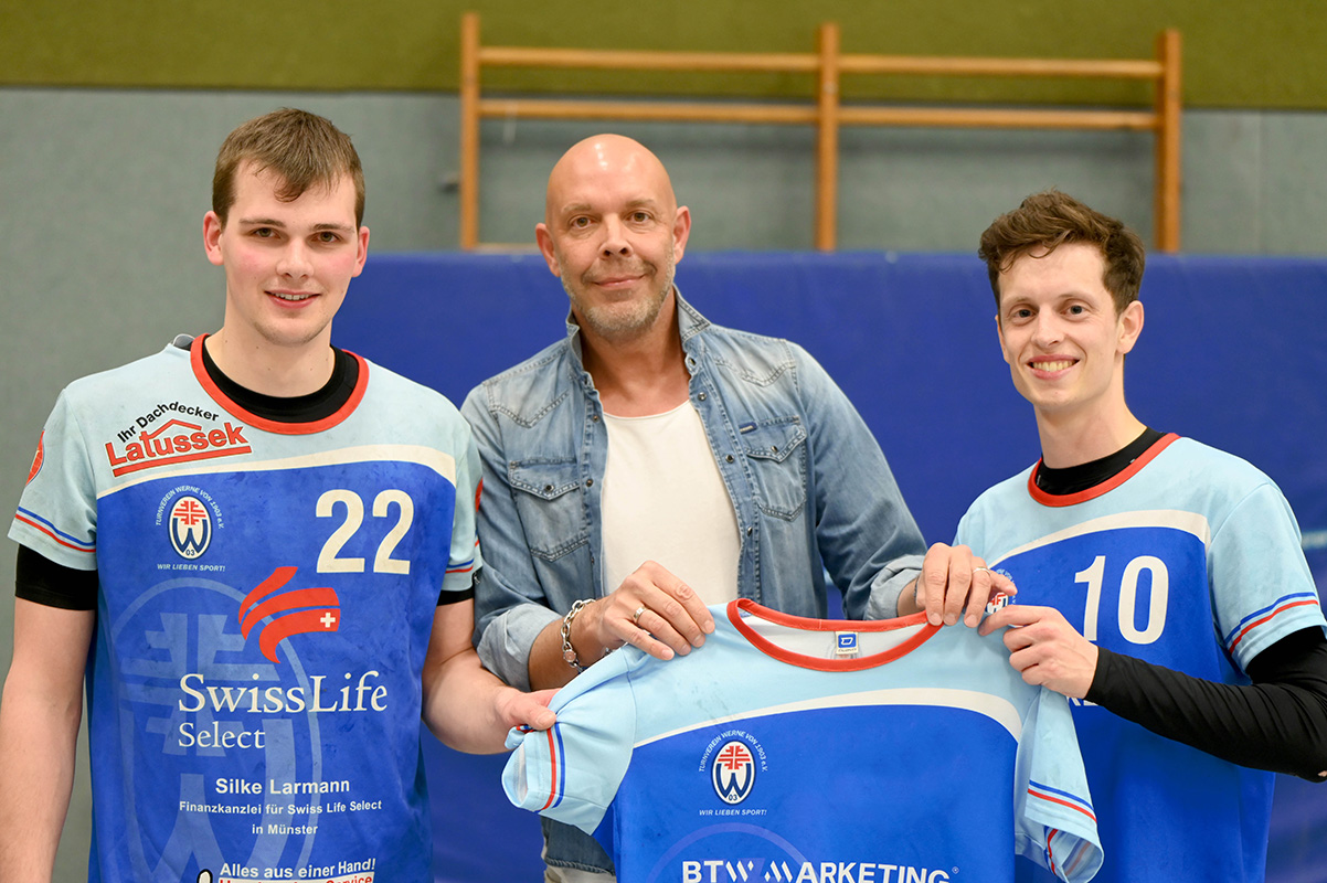 Herrenwart Jan Drees (l.) und Handball-Abteilungsleiter Lennart Wulfert (r.) stellten mit Thorsten Fringes den Nachfolger von Trainer Axel Taudien vor. Foto: MSW