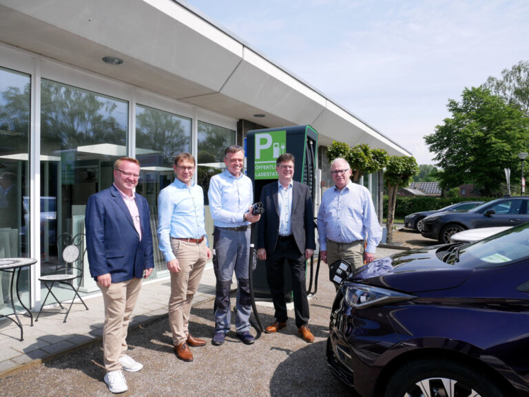 Die erste öffentliche Schnellladesäule für Elektro-Fahrzeuge liefert vor Fliesen Walters grünen Strom. Jörg Weber, stellvertretender Bürgermeister, Bürgermeister Lothar Christ, Gerd Walters, Armin Gaul und Michael Zurhorst. Foto: Gaby Brüggemann