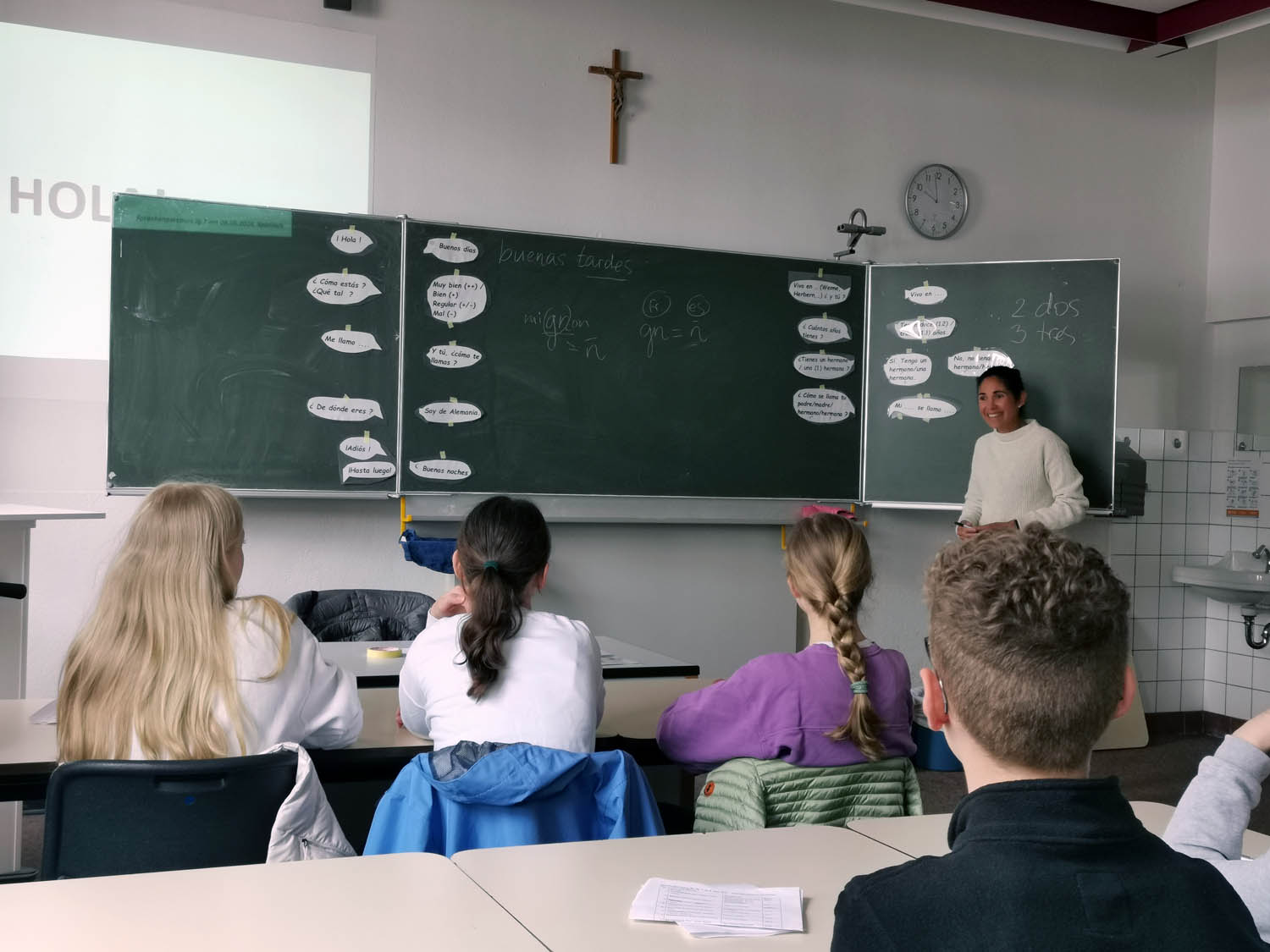 Frau Müller-Martinez vermittelte die Grundlagen der spanischen Sprache an interessierte Schülerinnen und Schüler. Foto: Johanna Glowacki