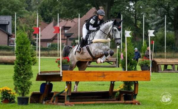 Leonie Vehring und ihre Stute Coraleen sind in der Vielseitigkeit weiter auf Erfolgskurs. Foto: privat