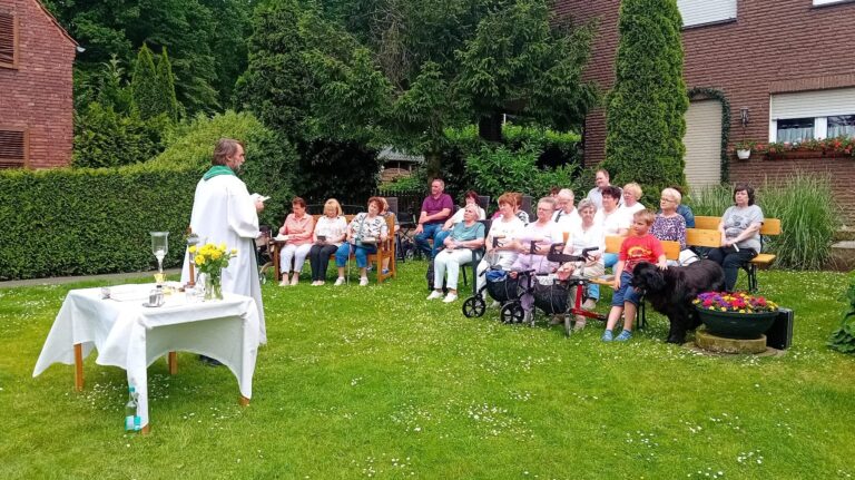 Pater Tobias beim Feldgottesdienst auf seinem elterlichen Hof in Langern. Foto: privat