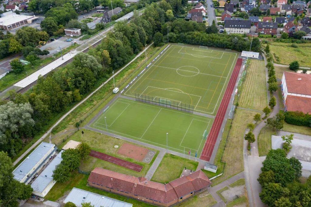 Am Sportplatz Lindert beginnt der Walking-Sondertermin. Archivfoto: Kreativshooting / T. Schütte