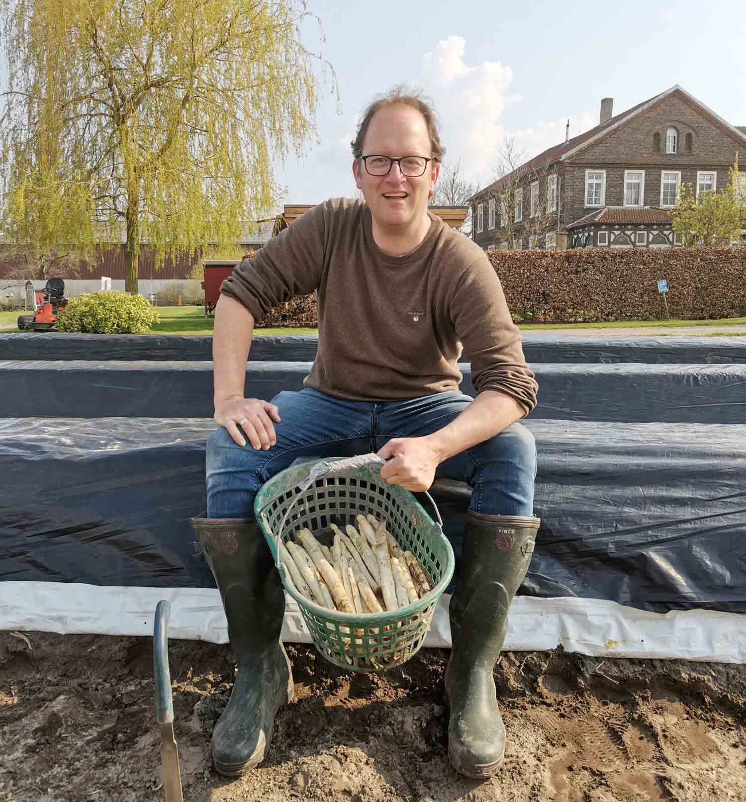 Thorsten Bleckmann, hier während der Saison, muss die Spargelsaison bereits abschließen. Foto: privat