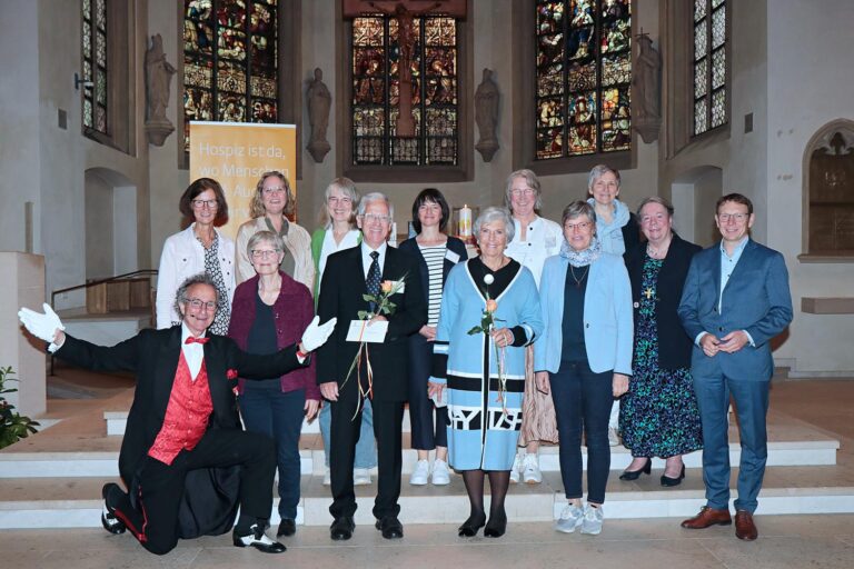 Sie stellen Tradition und Zukunft der Werner Hospiz-Gruppe dar und gestalteten die Feierstunde in der Pfarrkirche (v.l.): Maria Thiemann (Sängerin), Diana Trottenberg (neuste Mitarbeiterin), Katrin Kerzel (Mitarbeiterin), Anja Linker (Koordinatorin), Martina Bussmann (Koordinatorin), Gabriele von Ditzhuyzen (Seminarleiterin). Vordere Reihe (von links): Christoph Gilsbach, Elfriede Pfeiffer-Kuchler (Mitarbeiterin), Dr. Hans Piepenbrock (Vorsitzender), Magdalena Harling (Gründungsmitglied), Marlies Hüsemann (musikalische Begleitung), Schwester Britta Lieb (Gründungs-Koordinatorin) und Bürgermeister Lothar Christ. Foto: Steinmüller