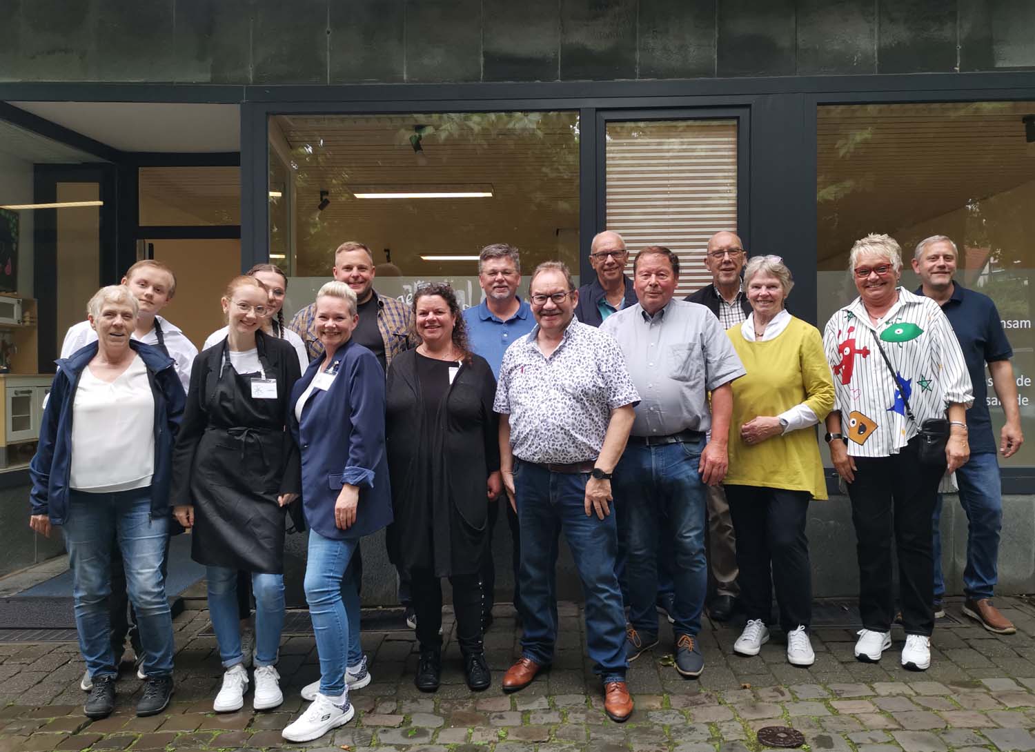 Mitglieder, Familie, Helfer und Sponsoren vor dem eigenen Ladenlokal am Roggenmarkt 30. Foto: Johanna Glowacki